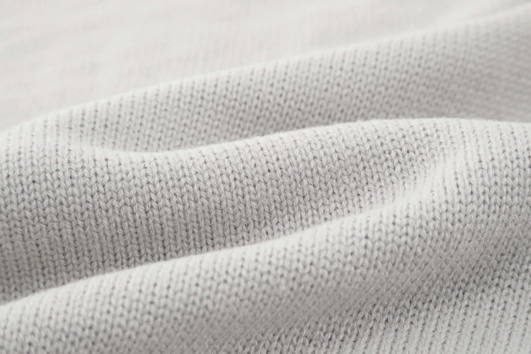 P400 Stone Island compass crew neck sweater (grey). The original version was purchased and developed for 3,690 yuan. The fabric is made of 30% wool, 50% cotton, and 20% spandex. The arm embroidery logo is made of double-layer soft leather, with embroidery logo technology on the surface and embellishment with the brand logo. Comes with laser engraved metal buttons. Garment washing-fixing color-fixing pattern-removing wool impurities. This style is woven with a 7-needle imported machine, with knitted threads on the neck and hem, and embroidered logos on the arms to present the brand vision. Size:S-M-L-XL